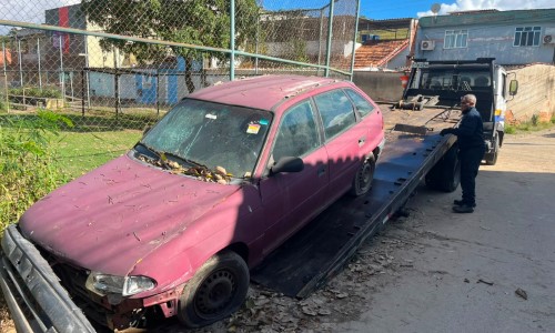 Operação remove cinco veículos abandonados das ruas do bairro Colorado, em Volta Redonda